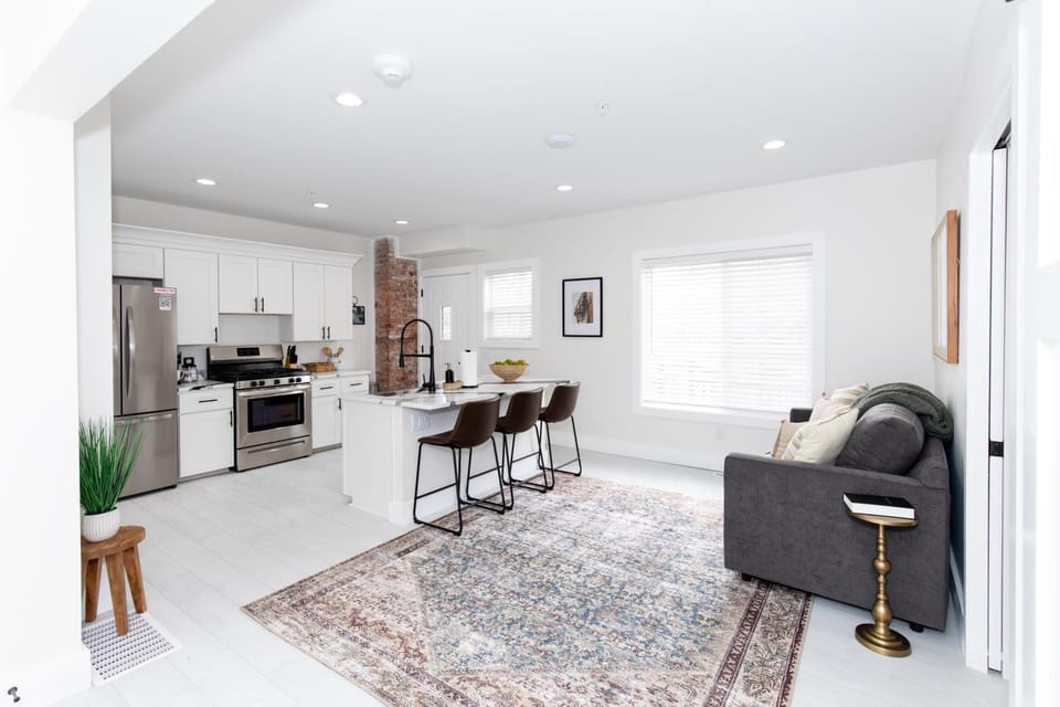 Adjoining Condominium Units Sleeps 12 in Downtown Sandusky! House in Sandusky