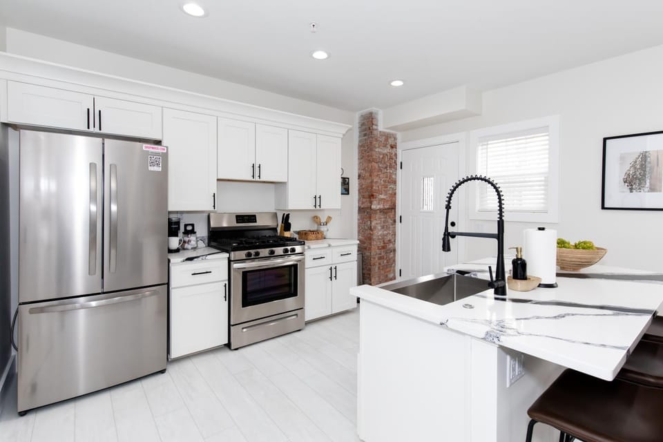 Adjoining Condominium Units Sleeps 12 in Downtown Sandusky! House in Sandusky