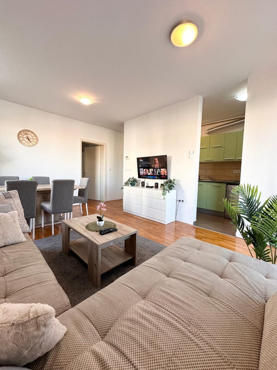 TV and multimedia, Kitchen or kitchenette, Living room, Seating area, Dining area