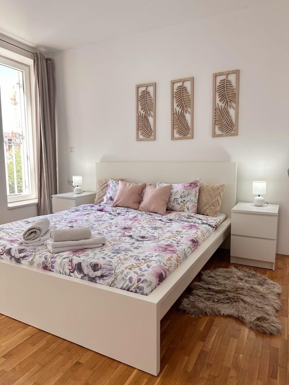 Bed, Photo of the whole room, Bedroom, towels