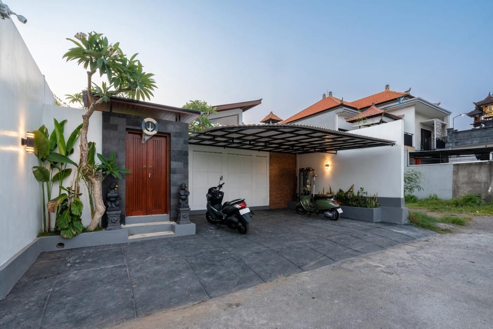 Property building, Nearby landmark, Day, Landmark view, Parking