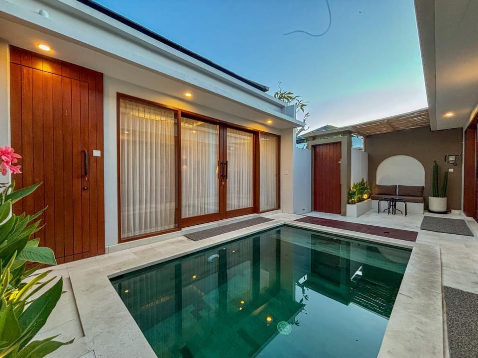 Seating area, Pool view, Swimming pool