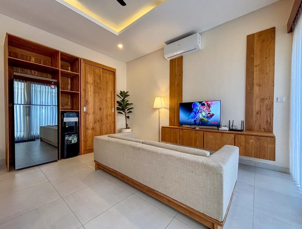 TV and multimedia, Kitchen or kitchenette, Living room, Seating area, air conditioner