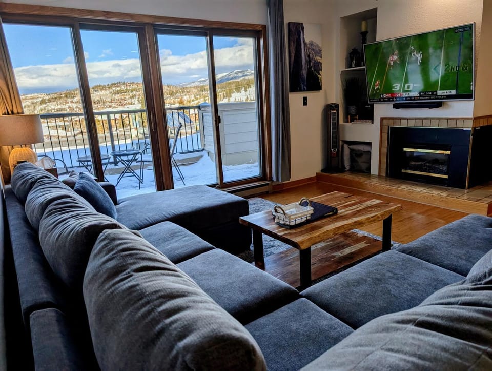 Living room, Seating area, Evening entertainment, Mountain view