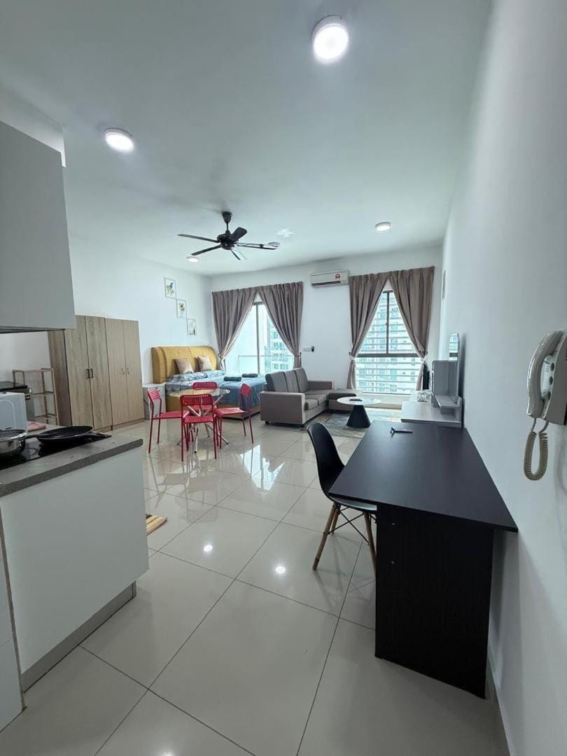 Cozy cybersqaure king bed neflix wifi free parkin pool view 1710 Apartment in Selangor, Malaysia
