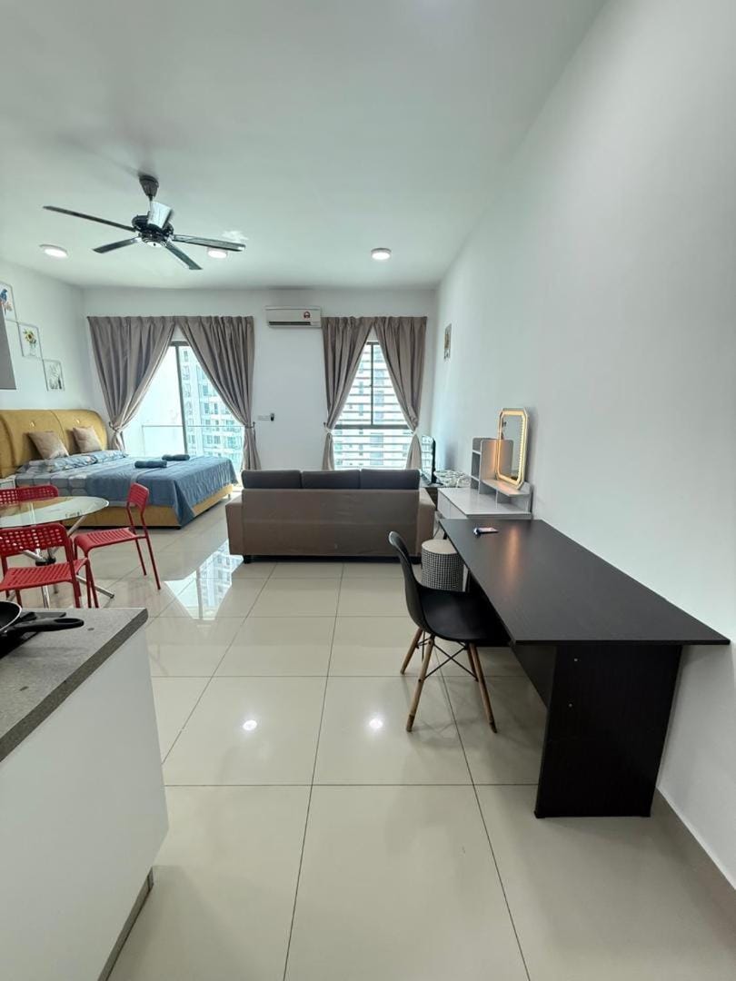 Cozy cybersqaure king bed neflix wifi free parkin pool view 1710 Apartment in Selangor, Malaysia