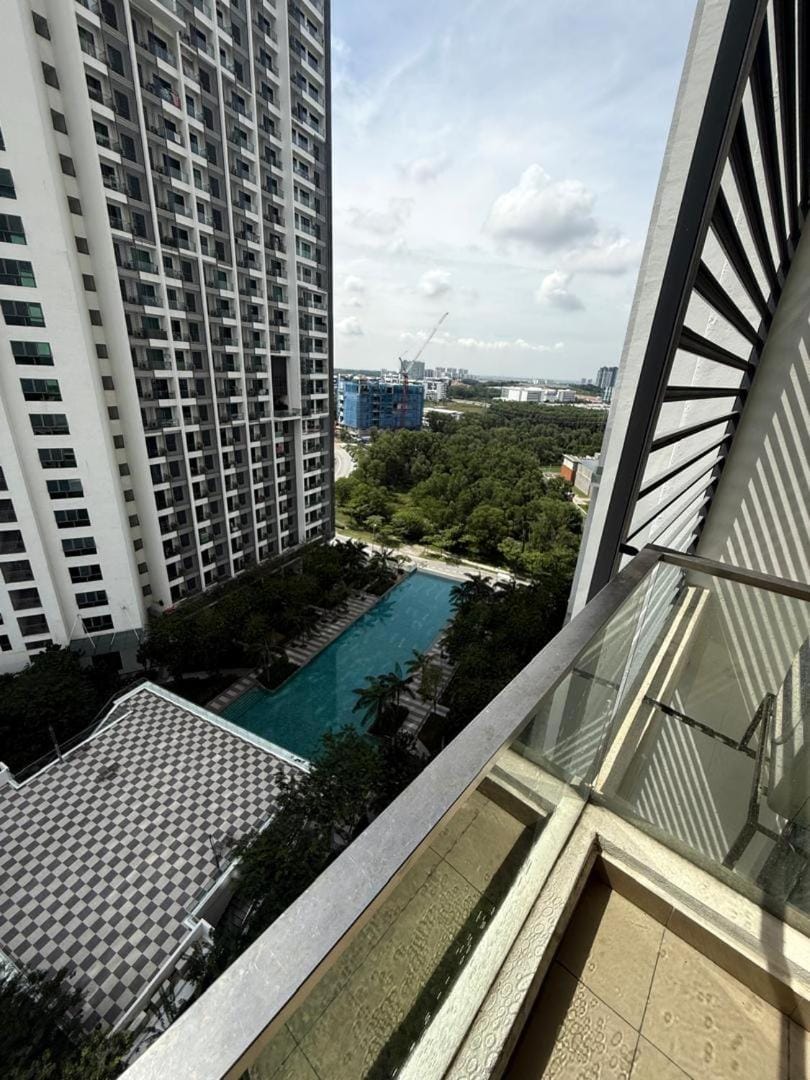 Cozy cybersqaure king bed neflix wifi free parkin pool view 1710 Apartment in Selangor, Malaysia