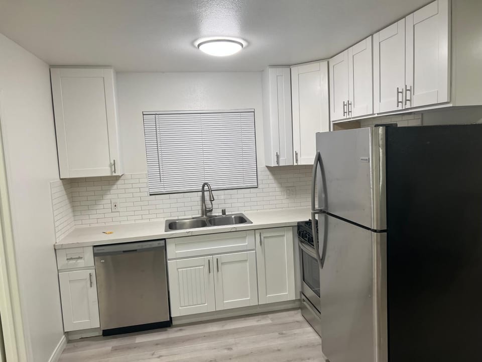 Kitchen or kitchenette, dishwasher, oven