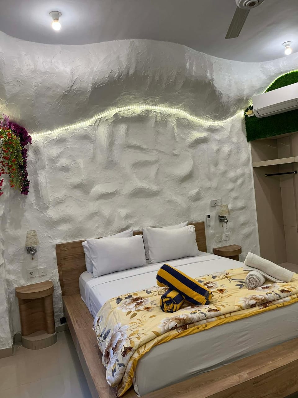 Bed, Photo of the whole room, Bedroom, air conditioner