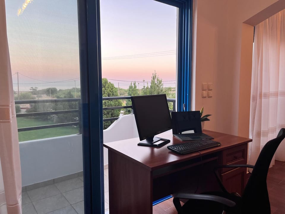 Library, View (from property/room), Business facilities, Sea view