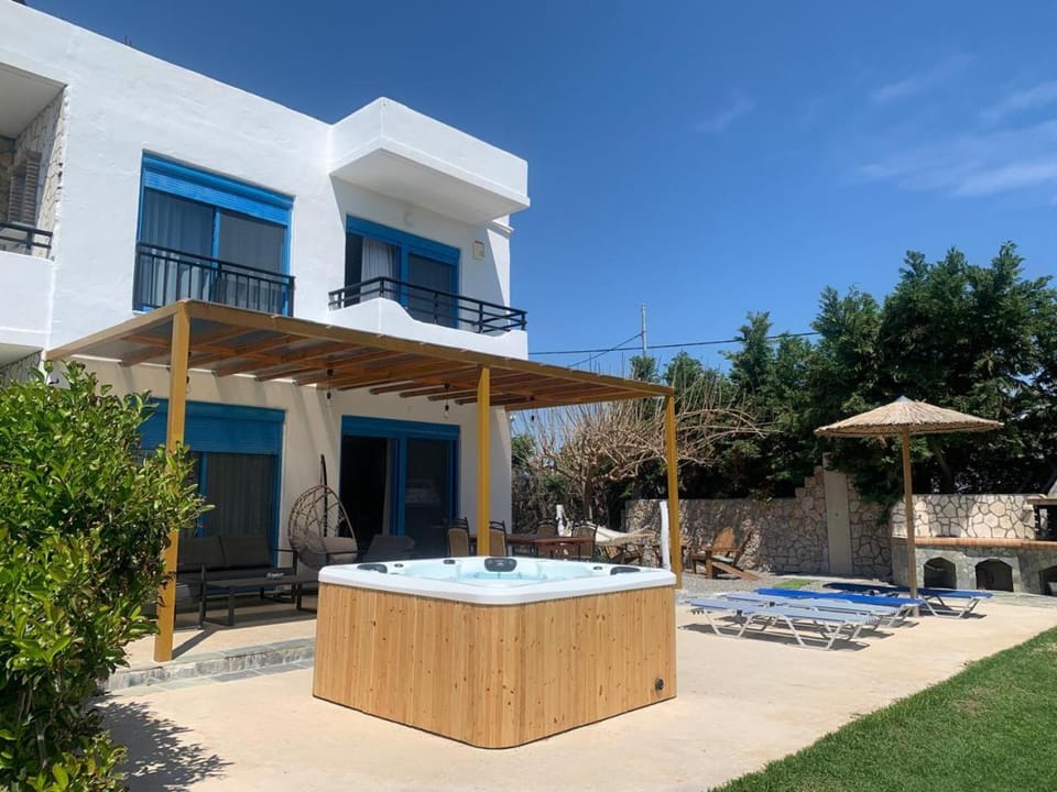 Property building, Garden, Hot Tub, Hot Tub, sunbed