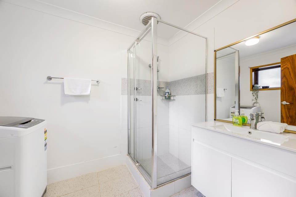 5BR Peaceful Oasis with Wifi Garage Apartment in Sydney