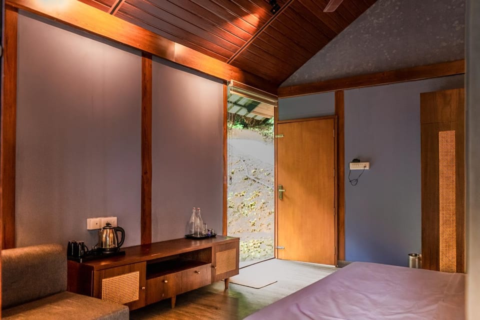 Bed, Photo of the whole room, Seating area, Bedroom