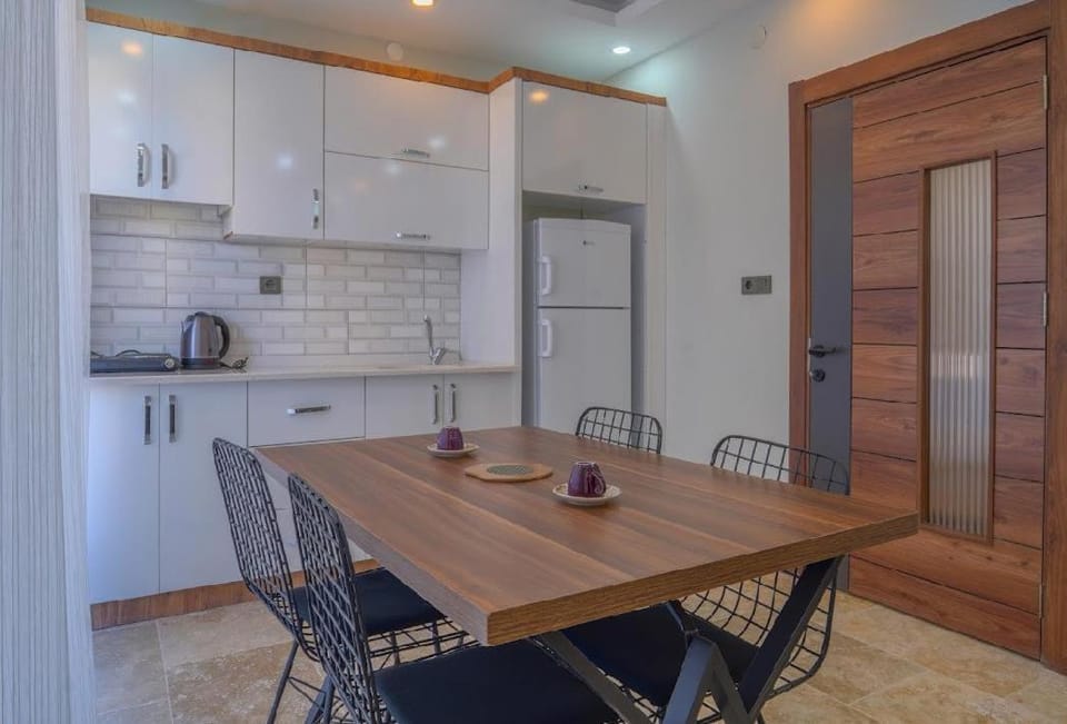 Kitchen or kitchenette, Dining area