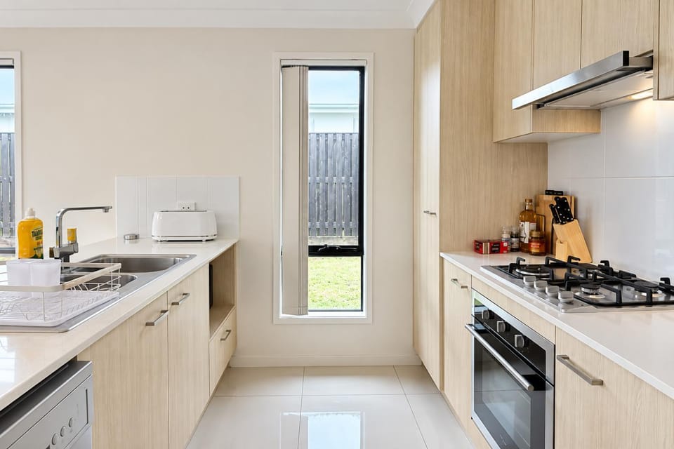 View (from property/room), Kitchen or kitchenette, oven, stove