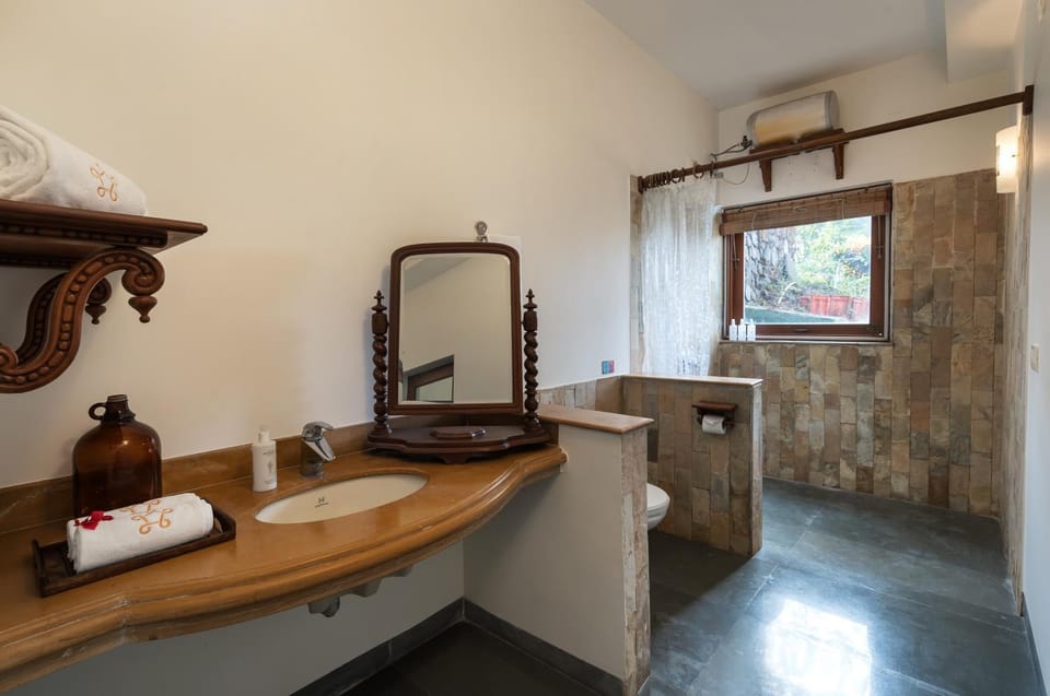 Bathroom, towels