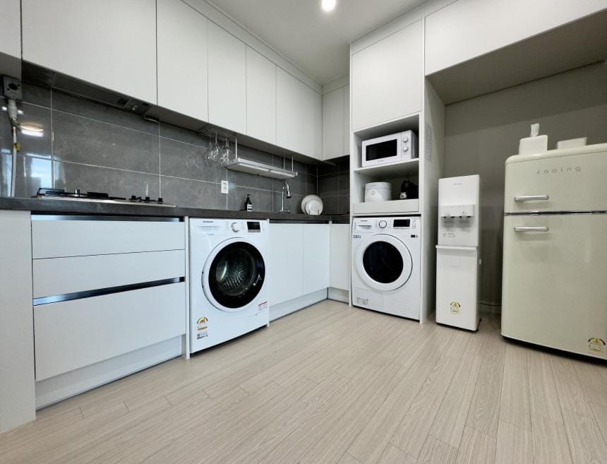 Kitchen or kitchenette, stove, washing machine, dryer