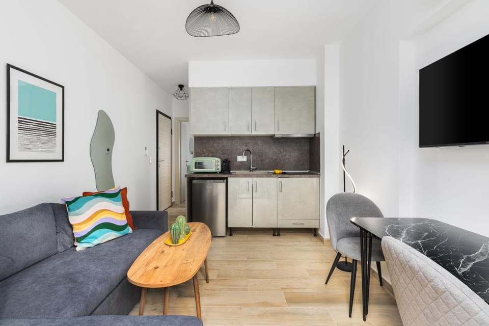 TV and multimedia, Kitchen or kitchenette, Living room, Seating area, Dining area, stove