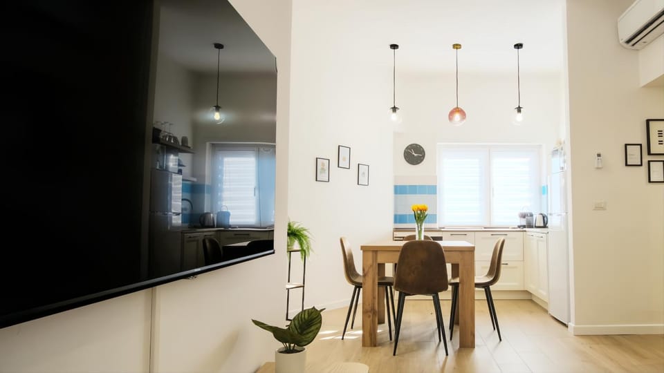 Kitchen or kitchenette, Living room, Seating area, Dining area