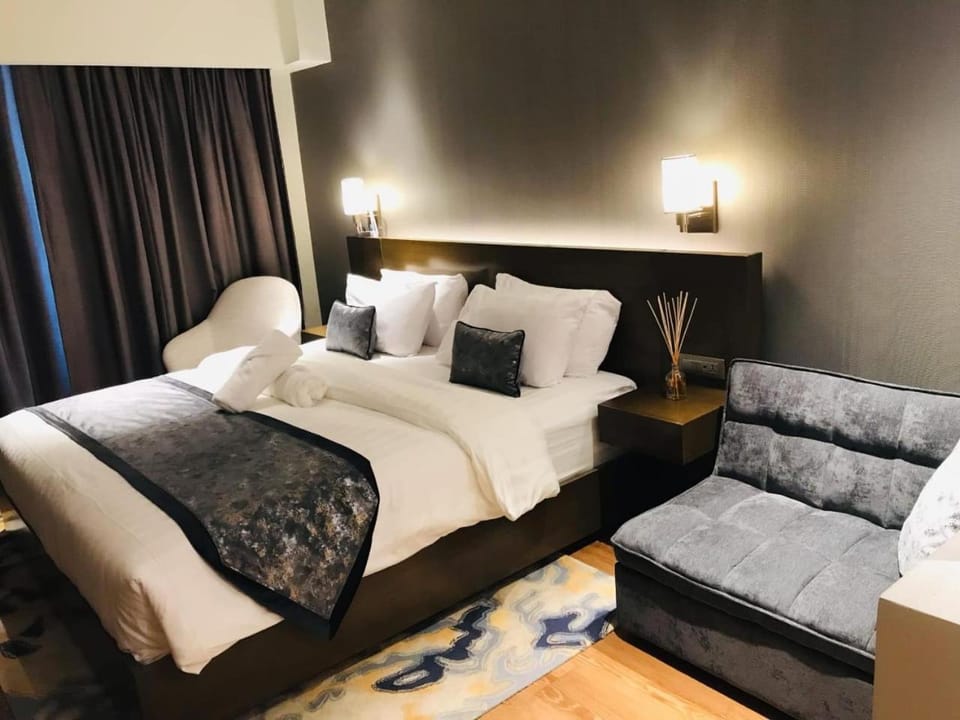 Bed, Living room, Photo of the whole room, Seating area, Bedroom