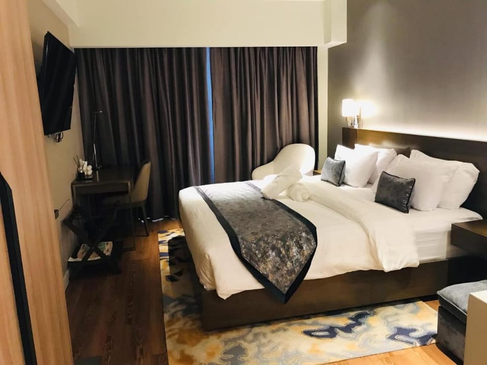 Bed, TV and multimedia, Bedroom