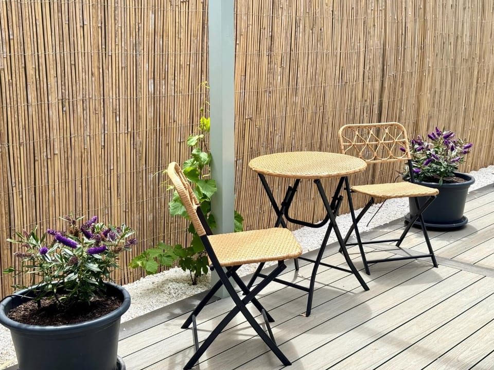 Patio, Day, Balcony/Terrace, Dining area