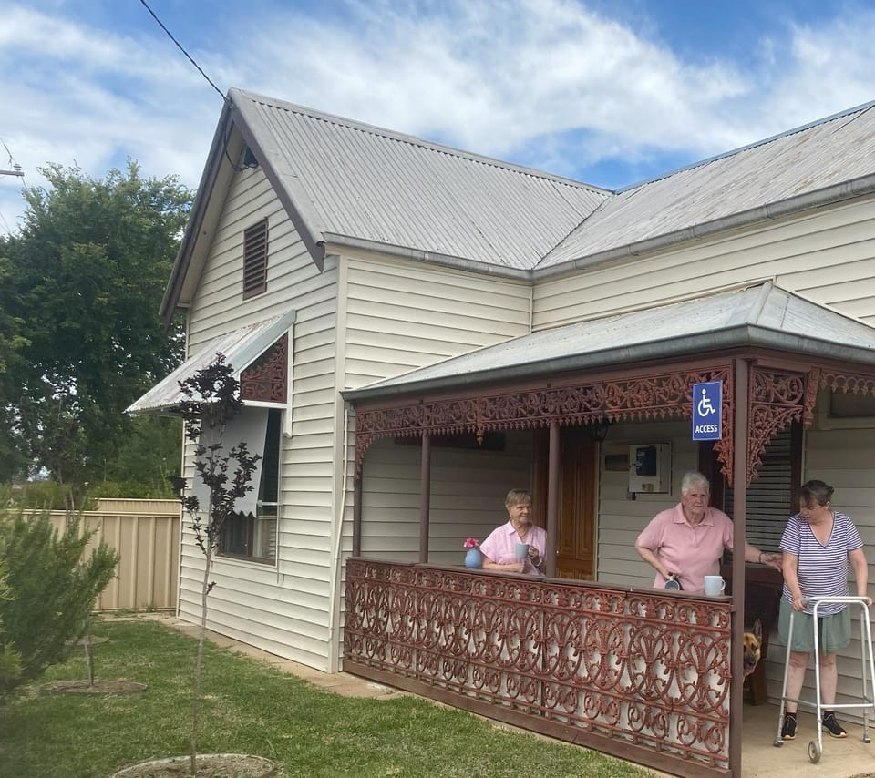 Property building, Patio, Guests, acessibility