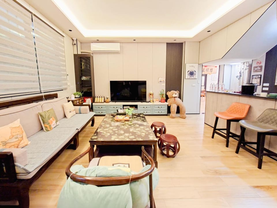 Communal lounge/ TV room, TV and multimedia, Living room, Seating area, Dining area, Evening entertainment, air conditioner