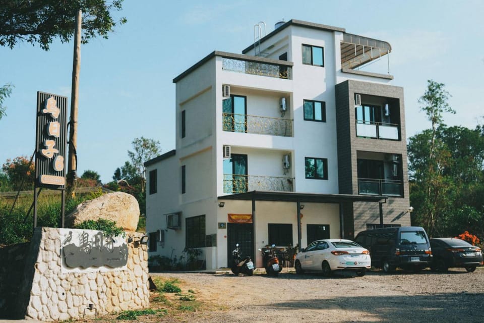 Property building, Day, Neighbourhood, Street view, Location, Parking