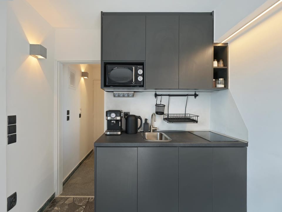 Coffee/tea facilities, Kitchen or kitchenette, stove