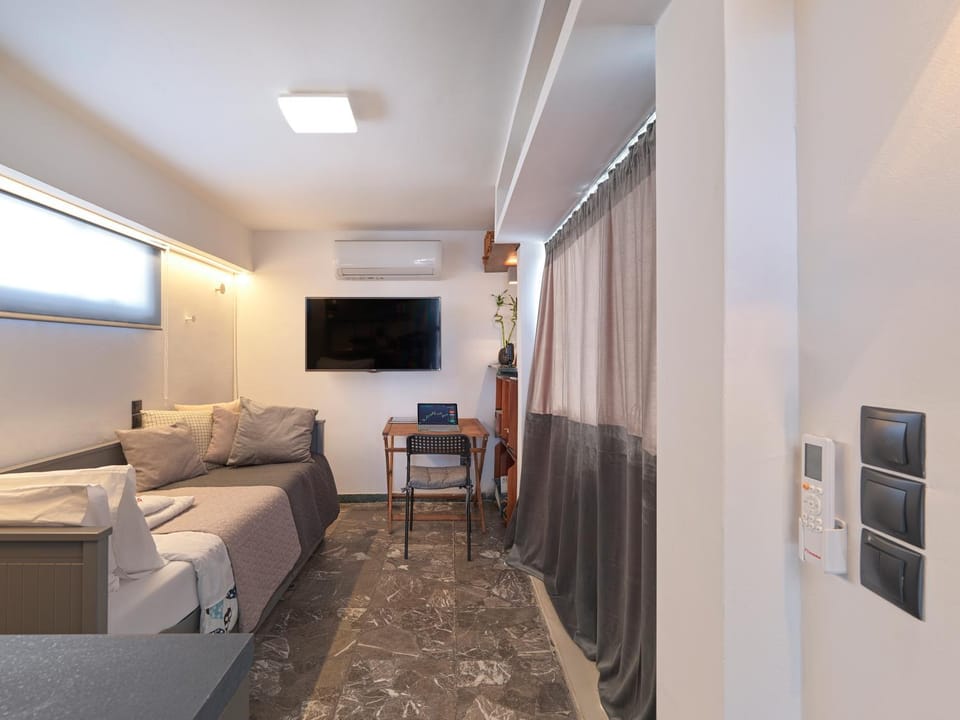 Bed, TV and multimedia, Photo of the whole room, Seating area, Bedroom, air conditioner