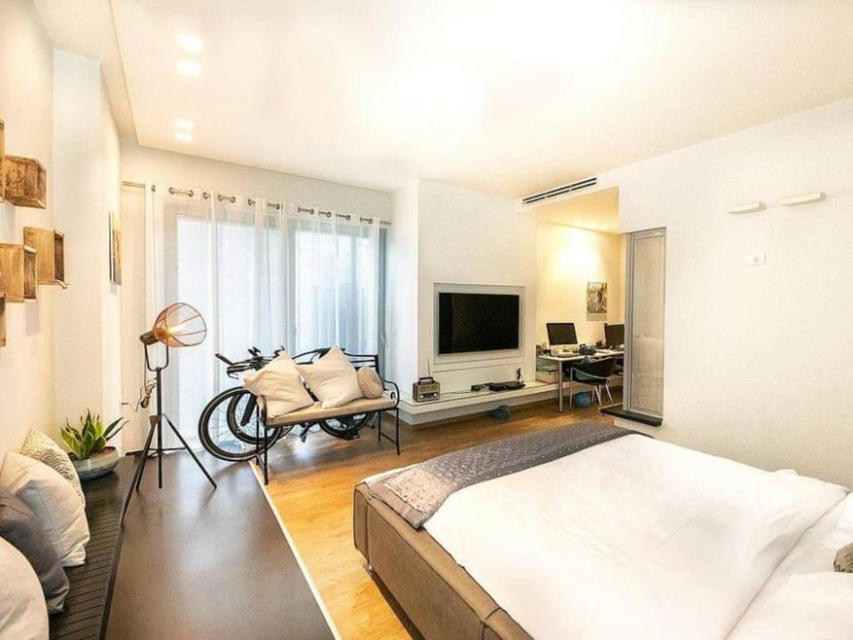 Bed, TV and multimedia, Photo of the whole room, Bedroom