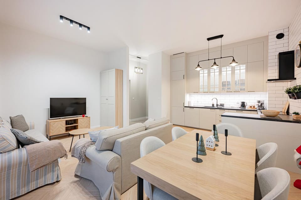 TV and multimedia, Kitchen or kitchenette, Living room, Seating area, Dining area, stove