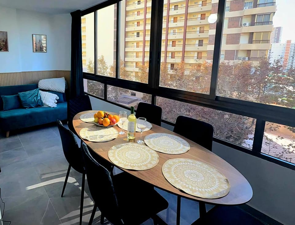 Living room, Food and drinks, Seating area, Dining area, Food