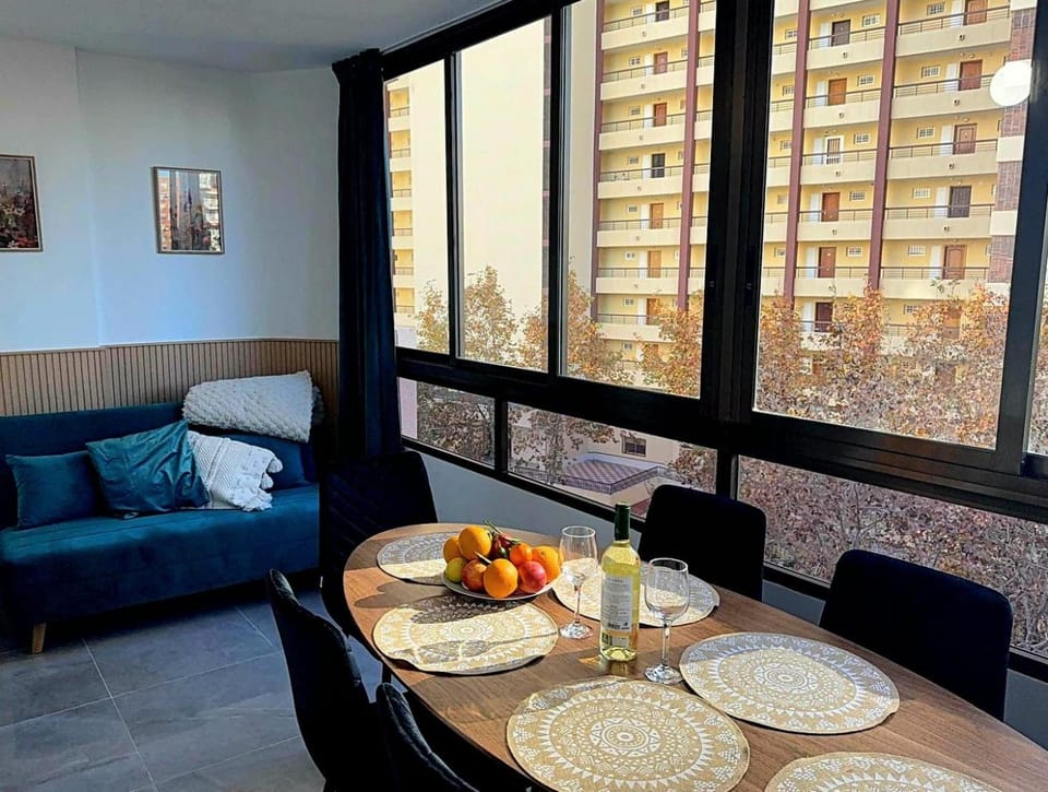 Living room, Food and drinks, Seating area, Dining area, Food