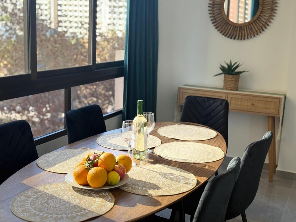 Food and drinks, Seating area, Dining area, Food