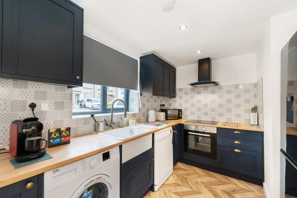 Chic Urban Haven with Double Bed House House in Bristol