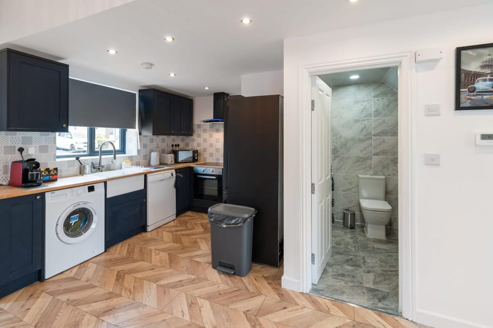 Chic Urban Haven with Double Bed House House in Bristol