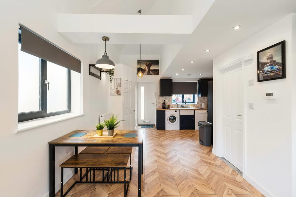 Chic Urban Haven with Double Bed House House in Bristol