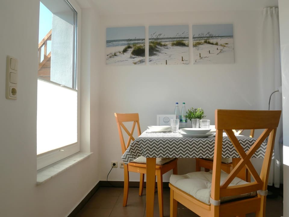 Seating area, Dining area