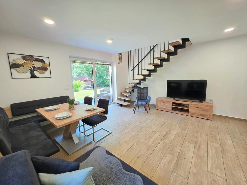 TV and multimedia, Living room, Seating area, Dining area