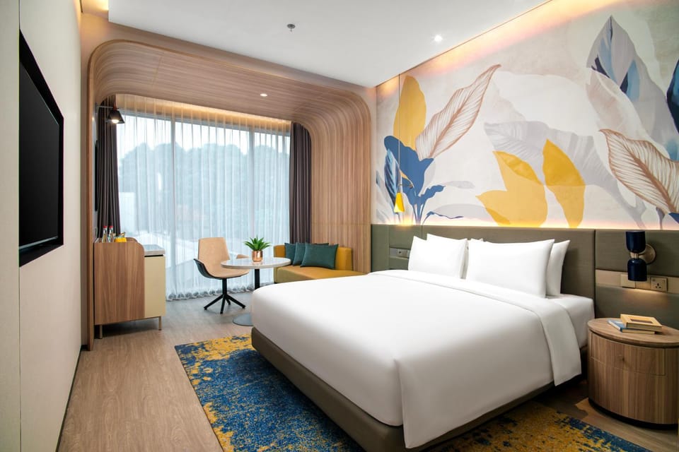 Bed, TV and multimedia, Photo of the whole room, Seating area, Bedroom