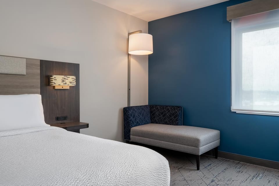 Bed, Seating area, Bedroom