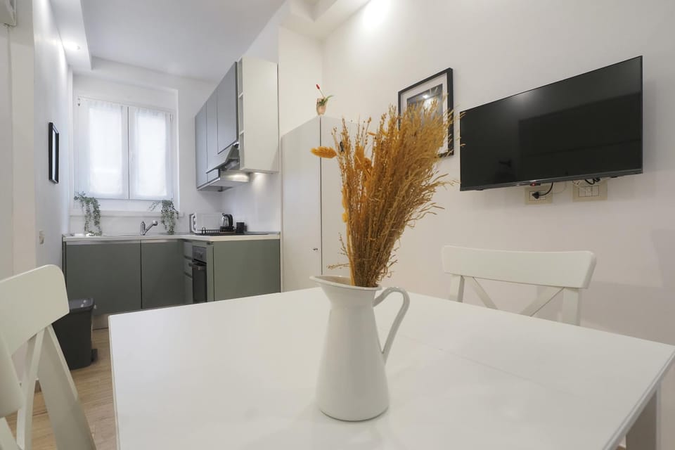 Kitchen or kitchenette, Dining area, stove