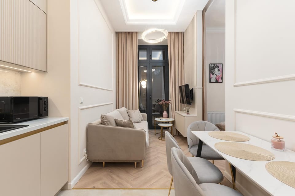 Kitchen or kitchenette, Living room, Seating area, Dining area