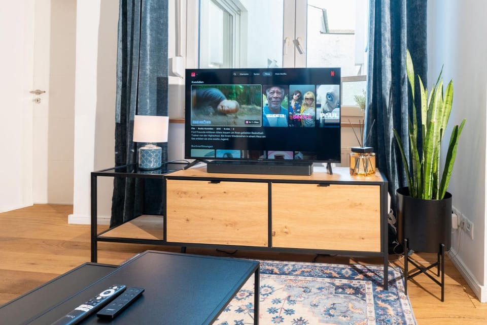 TV and multimedia, Living room, Evening entertainment