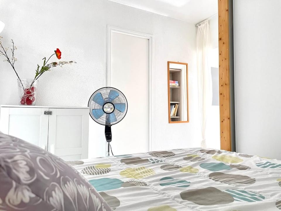 Photo of the whole room, Bedroom