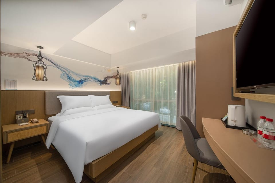 Bed, TV and multimedia, Photo of the whole room, Bedroom