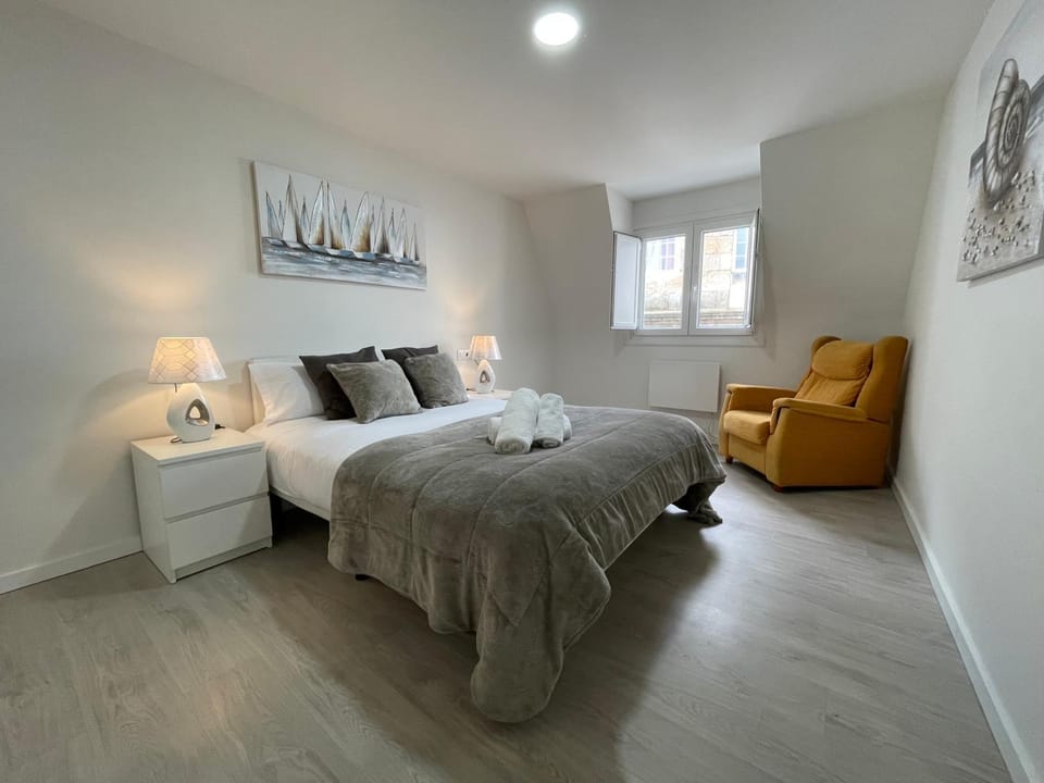 Bed, Living room, Photo of the whole room, Seating area, Bedroom