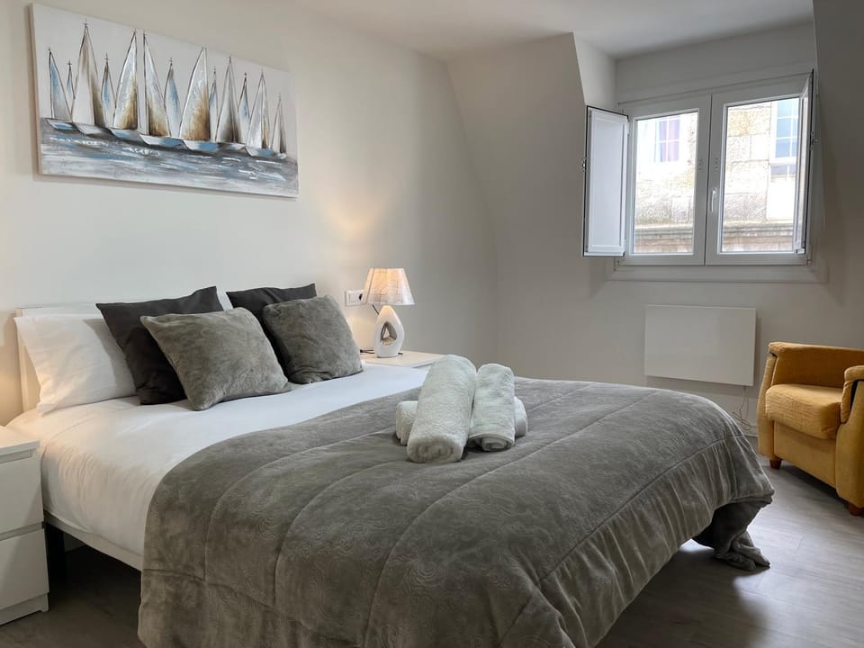 Bed, Photo of the whole room, Bedroom, heating, towels